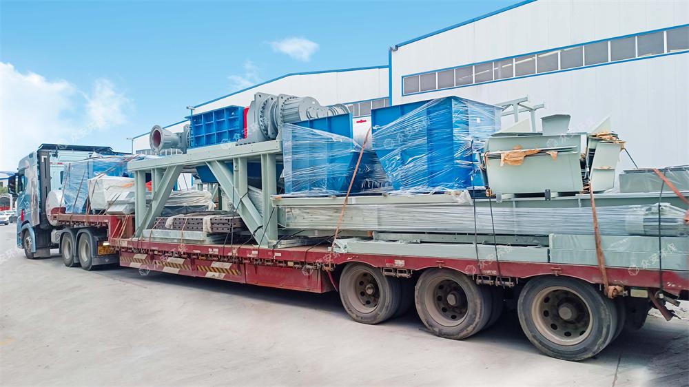 新疆萬噸級風電葉片資源化預處理產線發貨.jpg